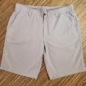 Under Armour
Size 38
Gray shorts